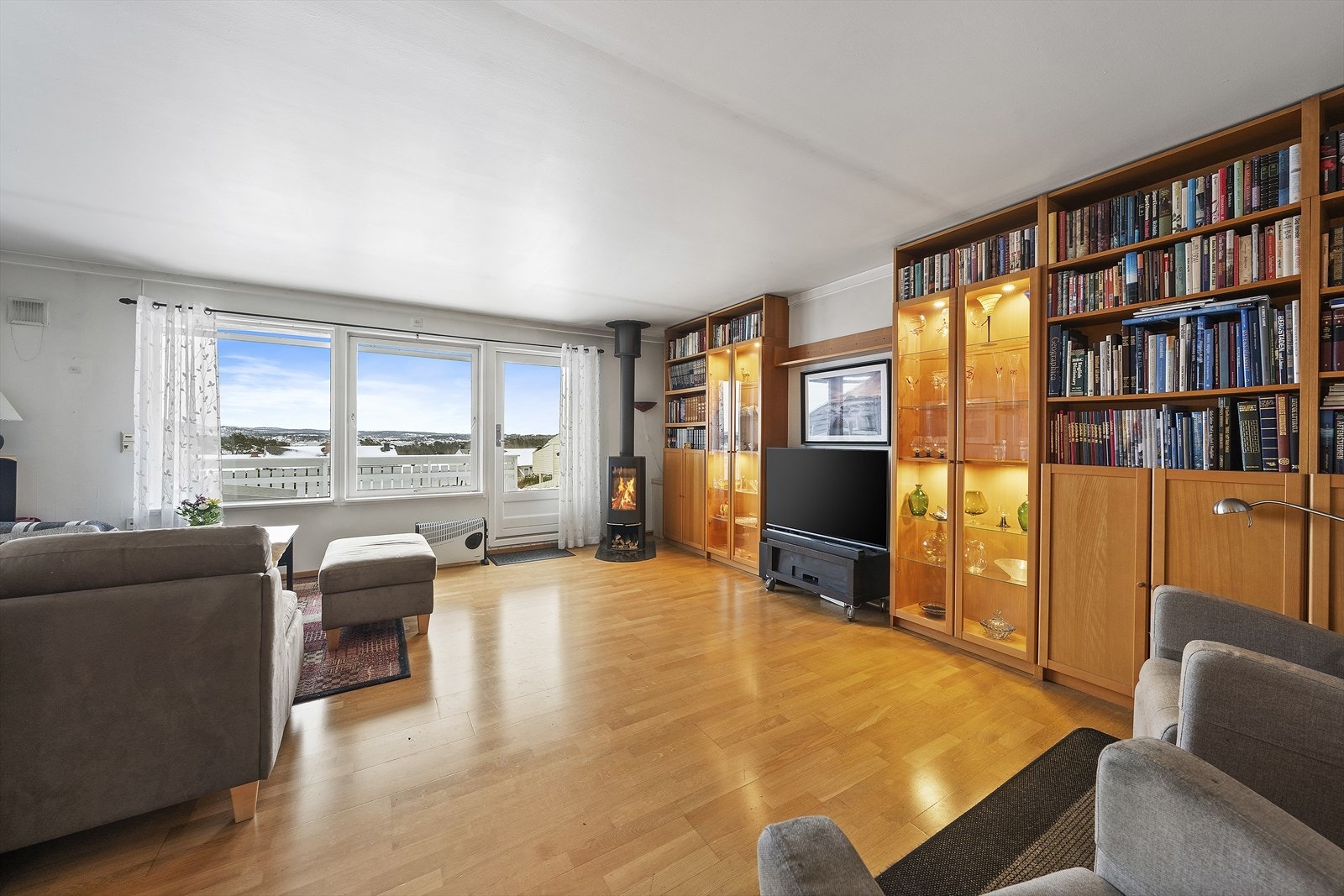 Hylleseksjon medfølger boligen ved salg Galleribilde