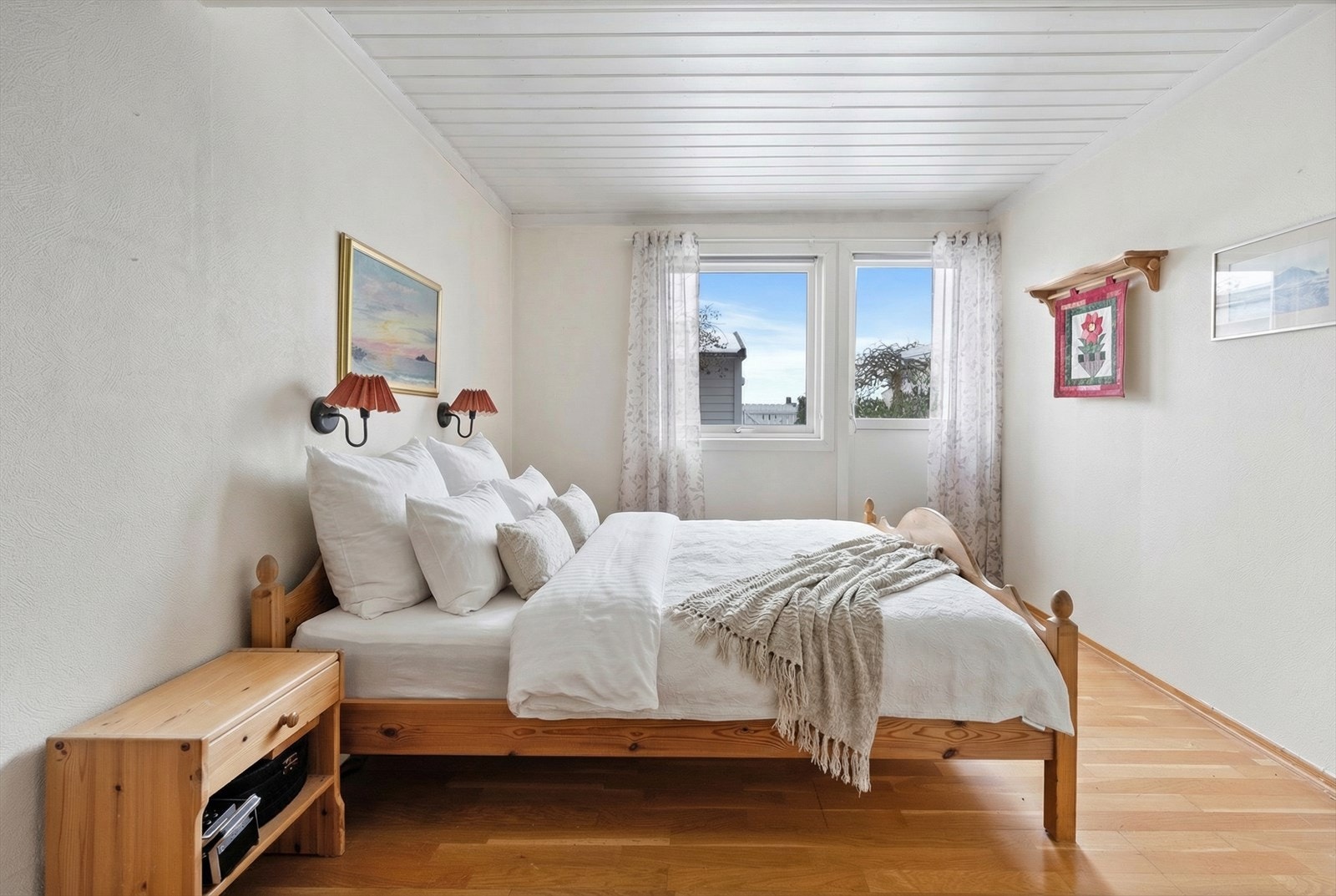 Hovedsoverommet er stort og lyst, med adkomst ut på terrasse Galleribilde