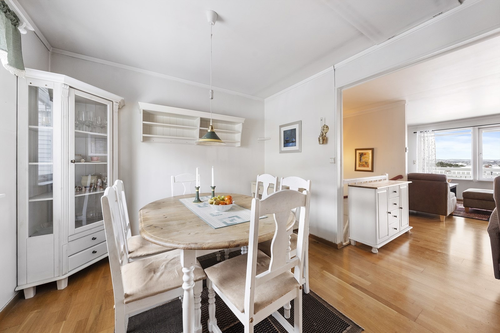 Stort kjøkken med plass til spisestuemøblement Galleribilde