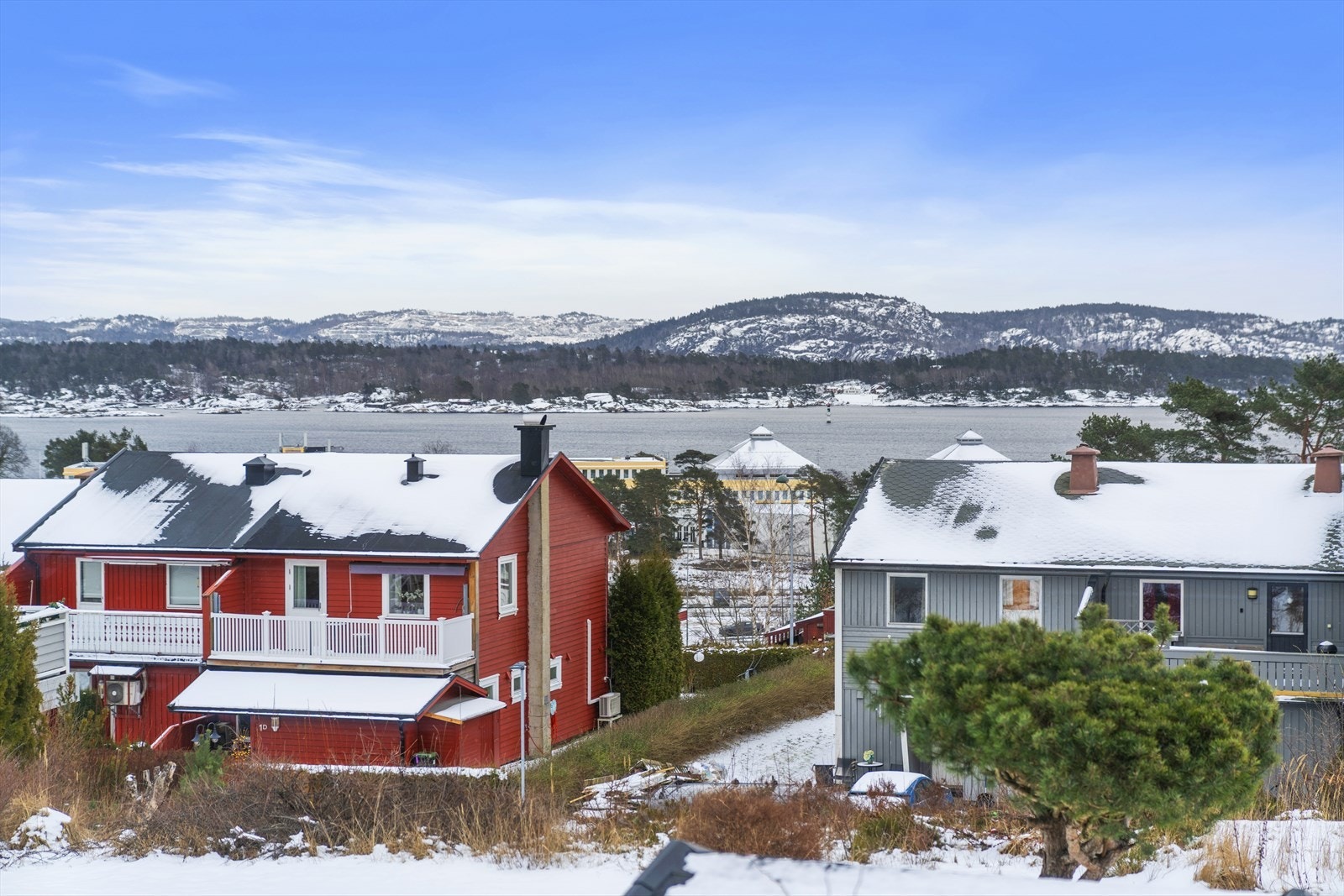 Leiligheten ligger flott til i et barnevennlig og attraktivt nabolag, med utsikt til sjøen og gode solforhold Galleribilde