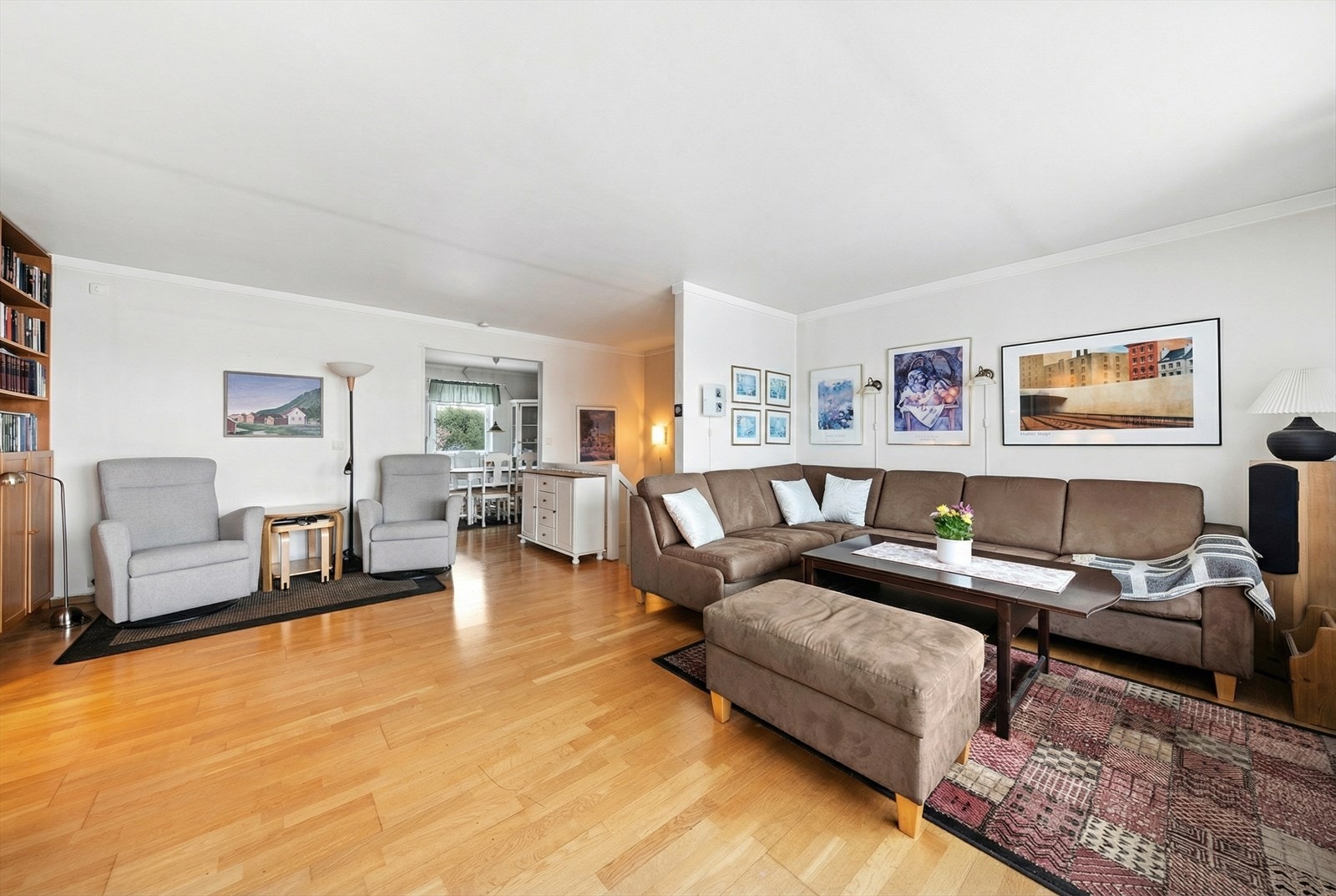 Opp i hovedetasjen har man den store stuen Galleribilde