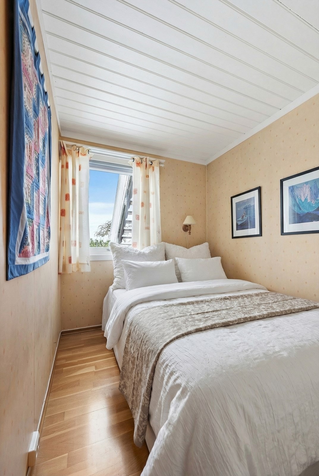 Soverom nr. 2 er av samme størrelse som hovedsoverommet, og fungerer også som kjellerstue Galleribilde