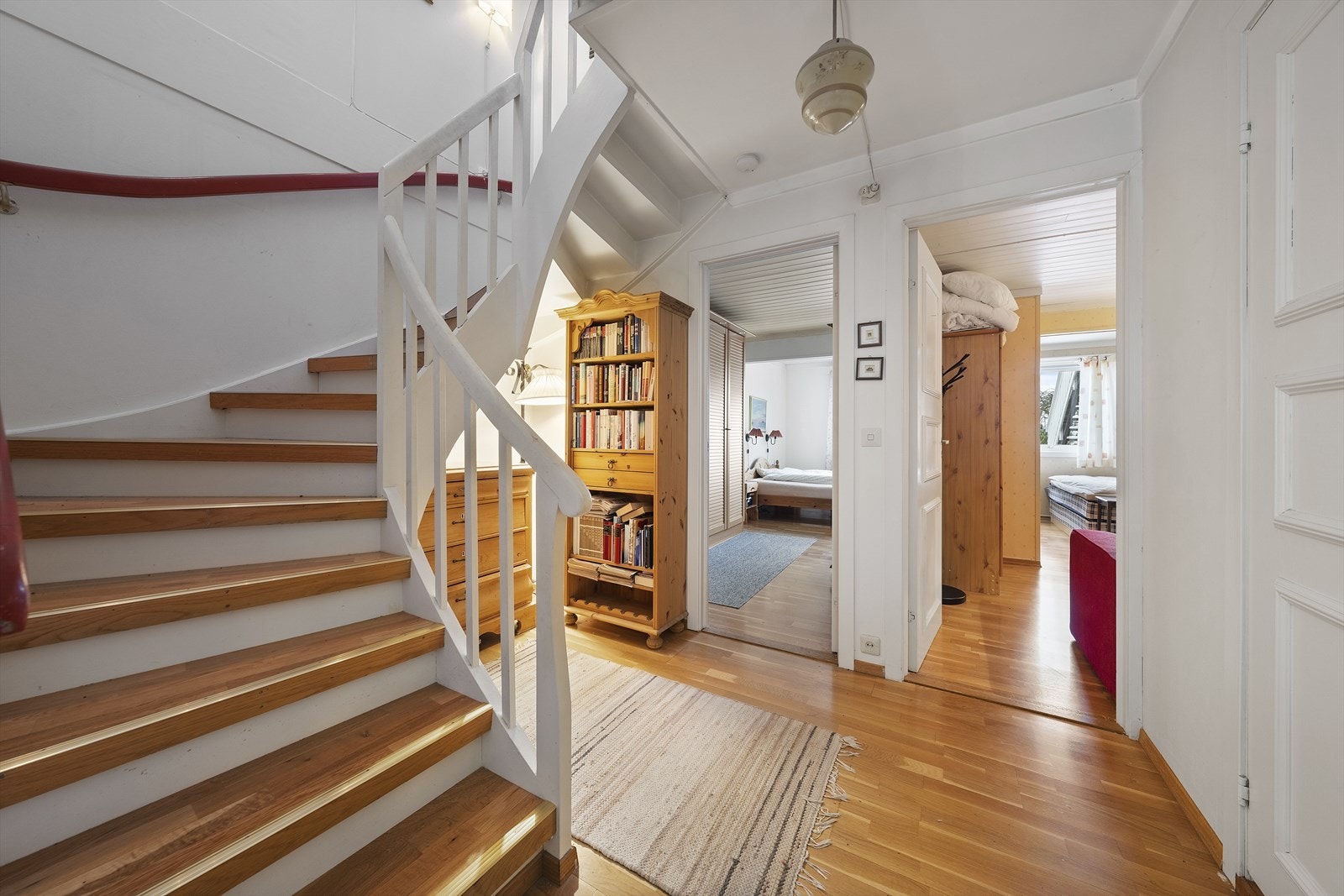 Velkommen inn! Fra entré og gang er det adkomst til 2 store soverom, bad, vaskerom og flere, praktiske boder. Det er også trapp opp til hovedetasjen Galleribilde