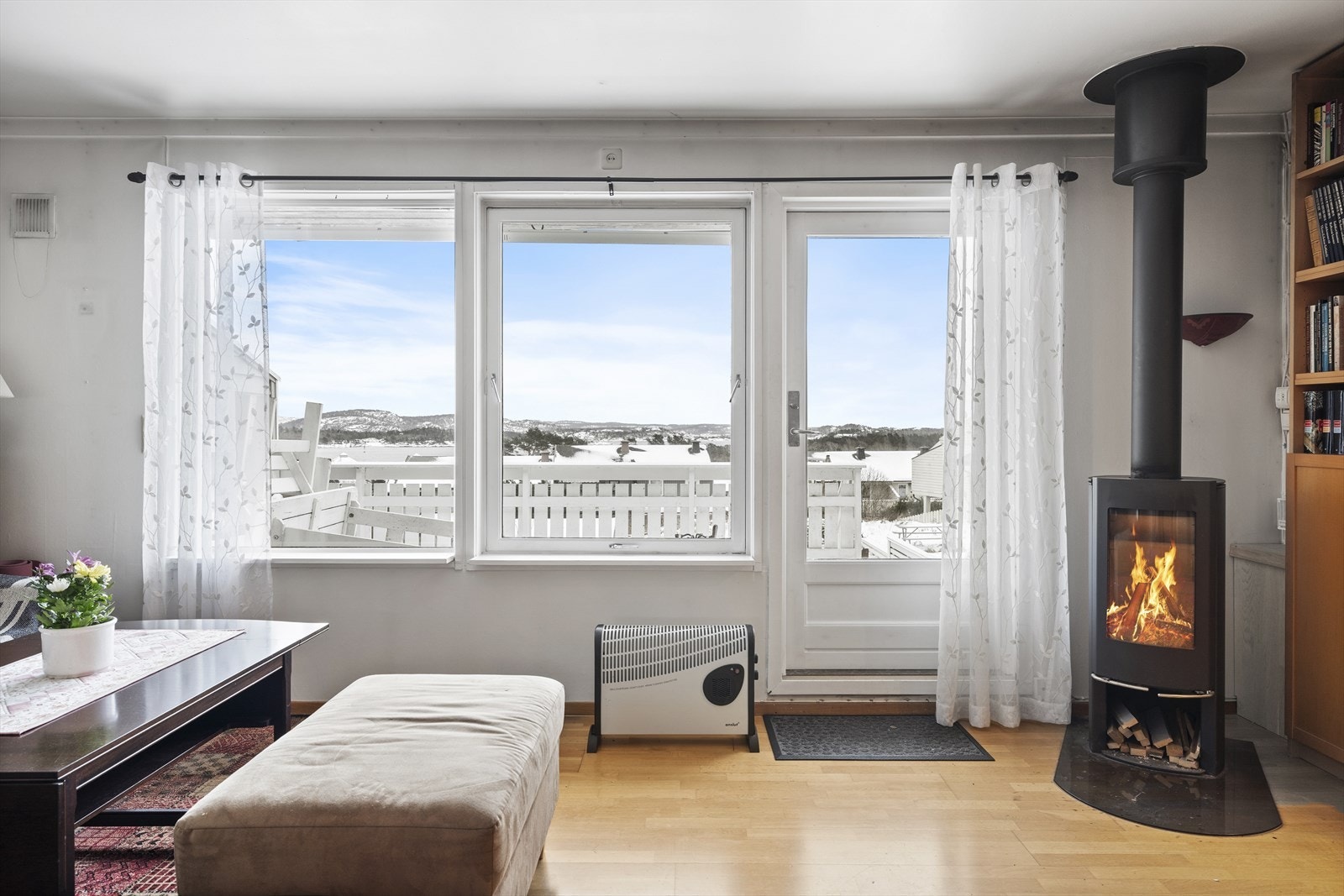 På utsiden av vinduene er det installert en elektrisk markise, som automatisk går ut når solen står på Galleribilde