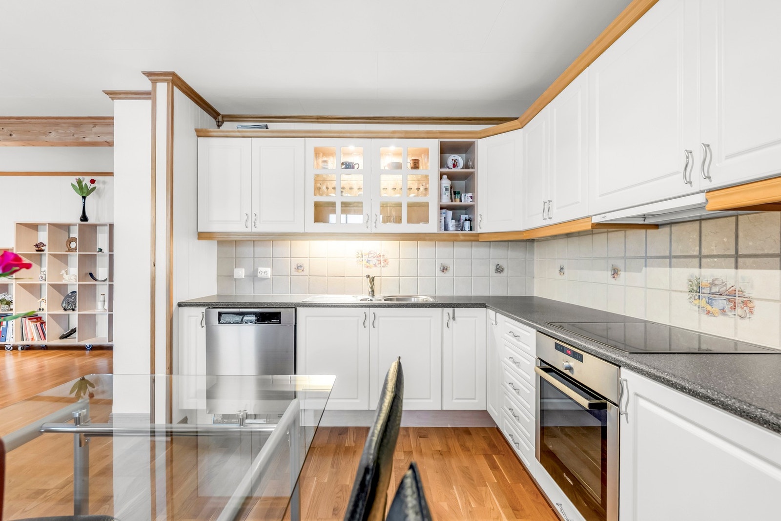 Kjøkken med velholdt innredning og godt med skap- og benkeplass Galleribilde