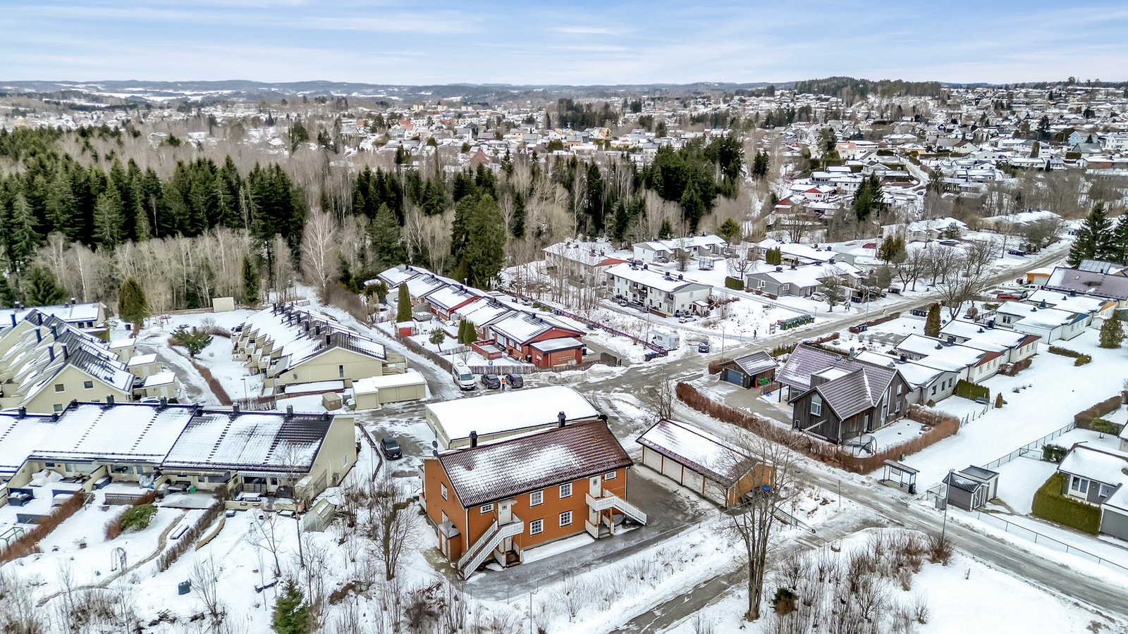Fra eiendommen er det kort gang- og sykkelavstand både til Korsegård skole, og Askim ungdomsskole, samt sentrum Galleribilde