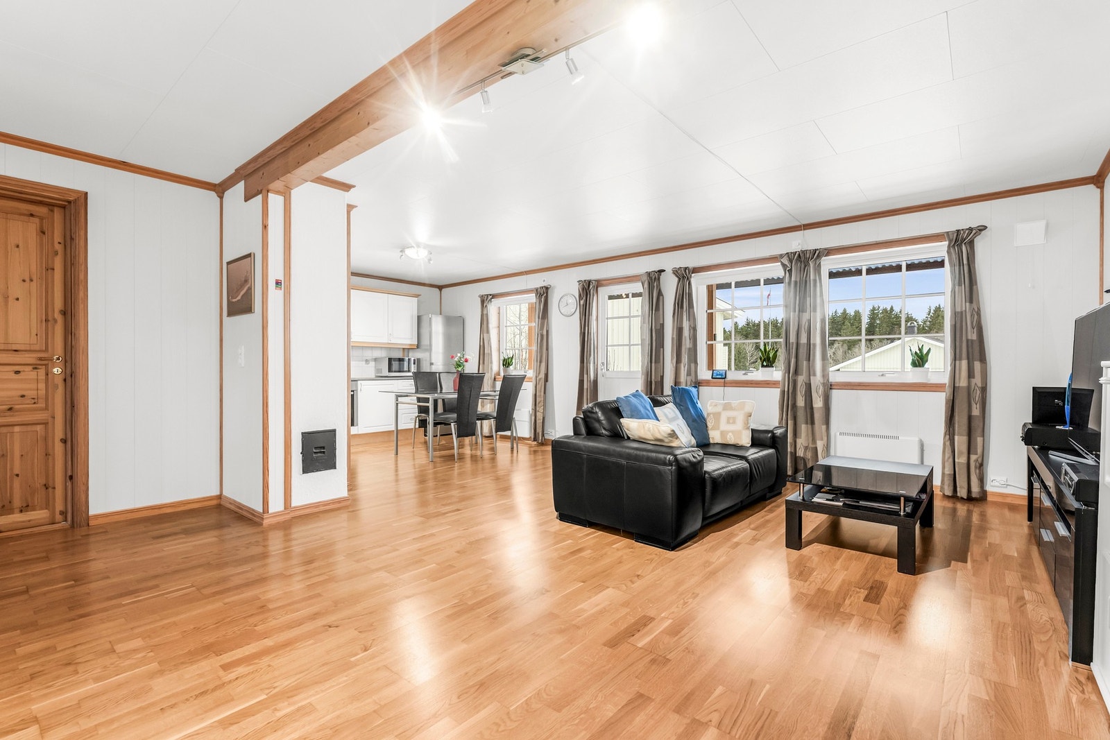 Leiligheten har en meget stor stue med åpen løsning til kjøkkenet Galleribilde