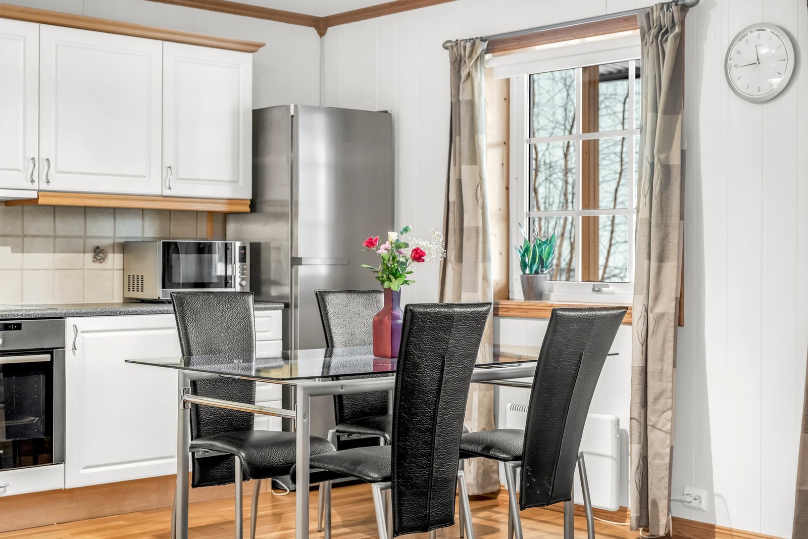 Det er god plass til spisetue ifb med kjøkkenet Galleribilde