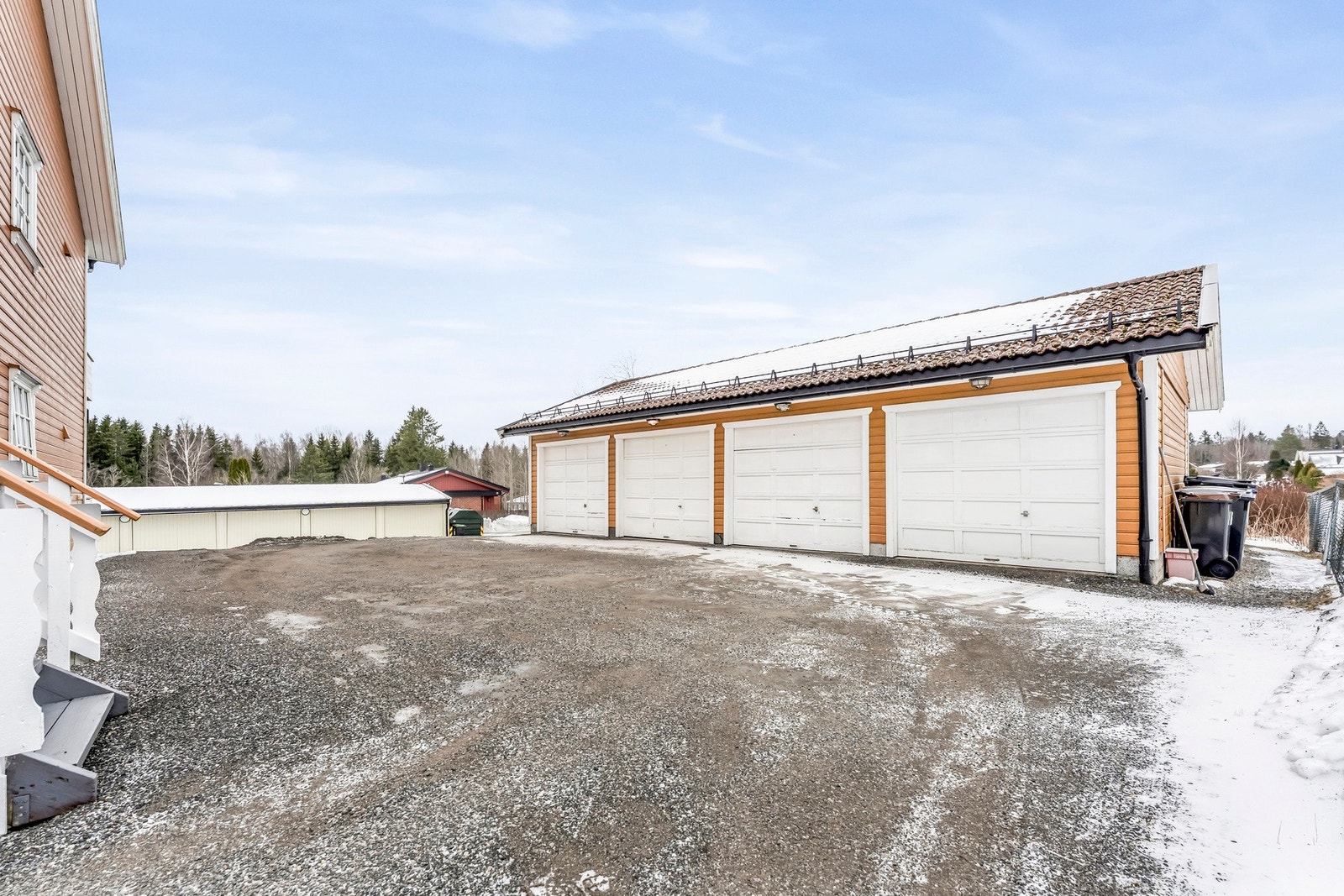 Leiligheten har egen garasje. Her er det montert el bil lader Galleribilde