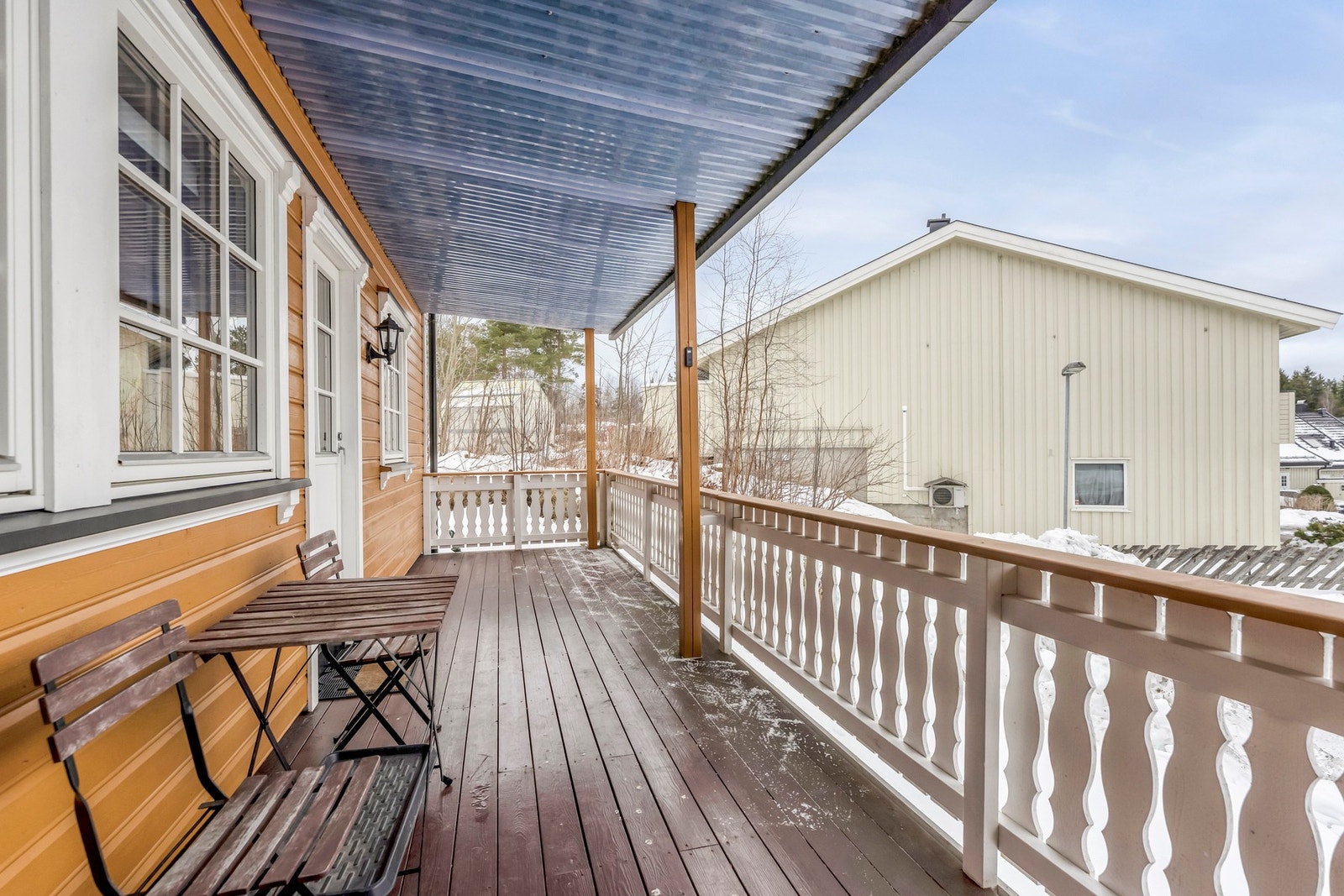 Stor solrik terrasse som er overbygd Galleribilde