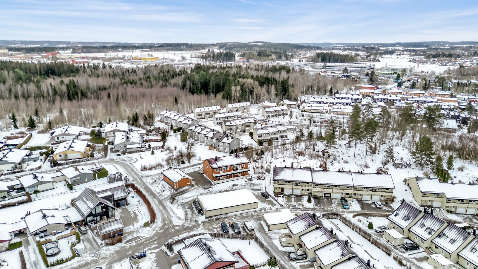 Leiligheten ligger i et barnevennlig og etablert boligområde og sogner til Korsegård skolekrets. Bybuss stopper rett utenfor tomten Galleribilde