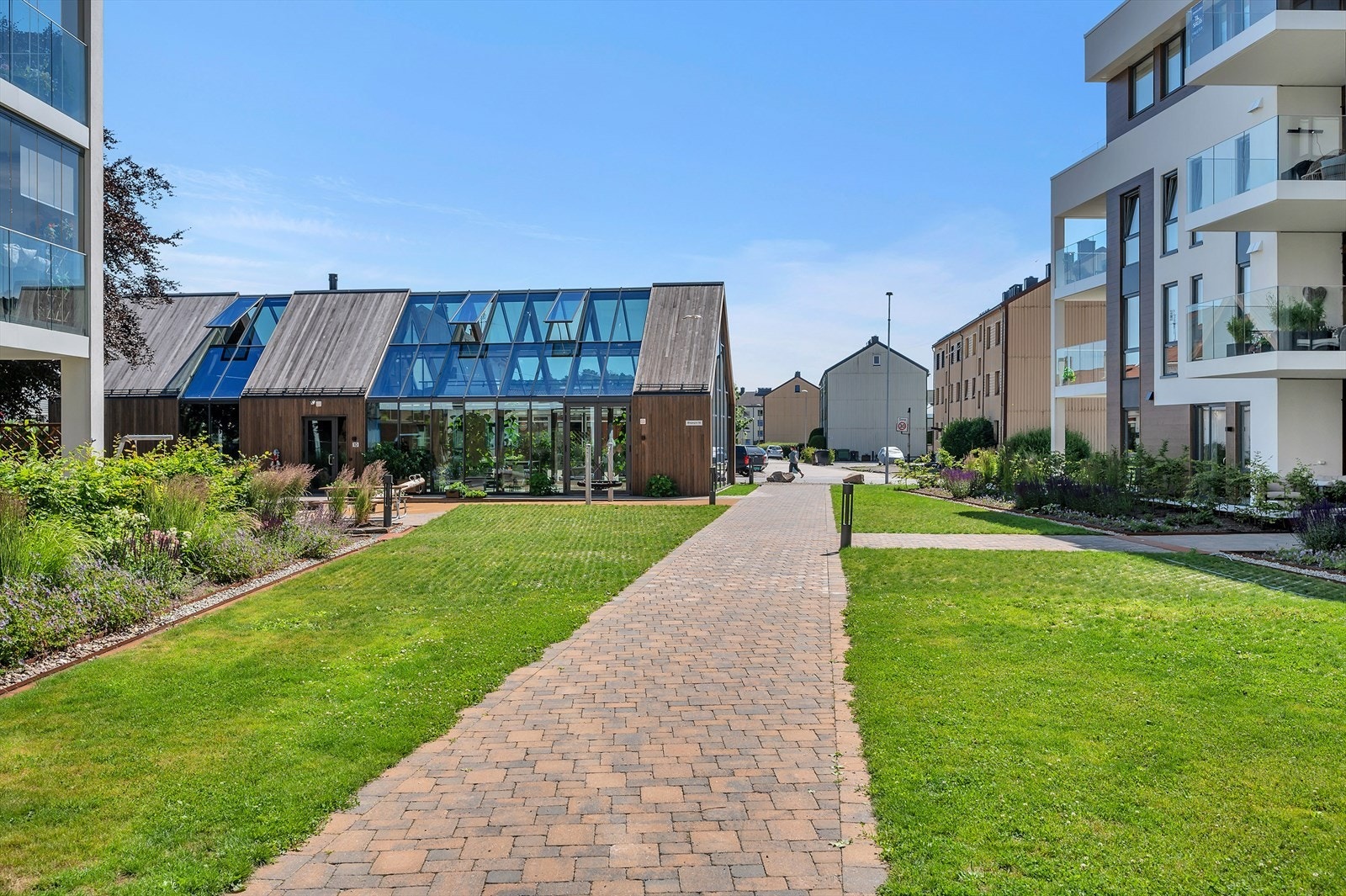 Store plener og belyste gangveier Galleribilde