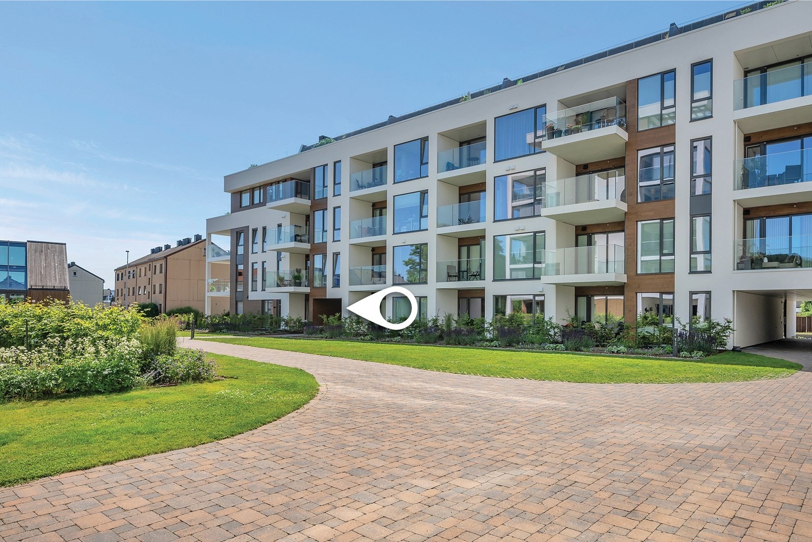 Leiligheten har inngang fra hagen Galleribilde