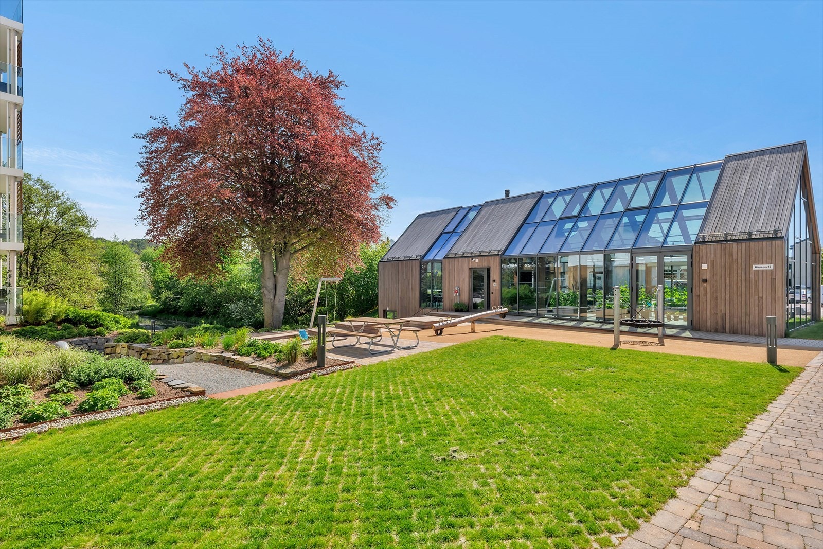 Felles sittegrupper og lekeapparat Galleribilde