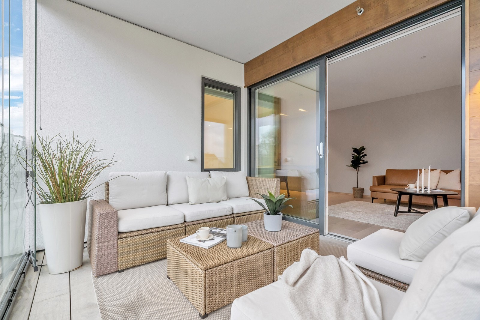 Innglasset balkong med eksklusivt accoya-gulv Galleribilde