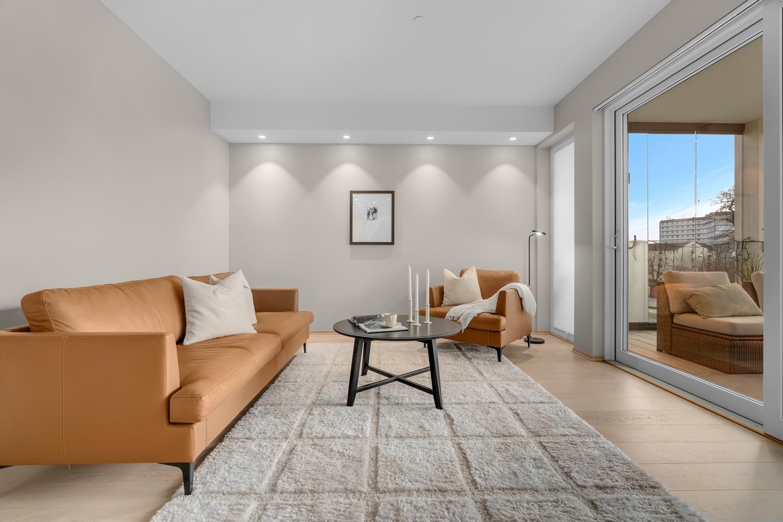 Den innglassede balkongen gir en god romfølelse til stue Galleribilde