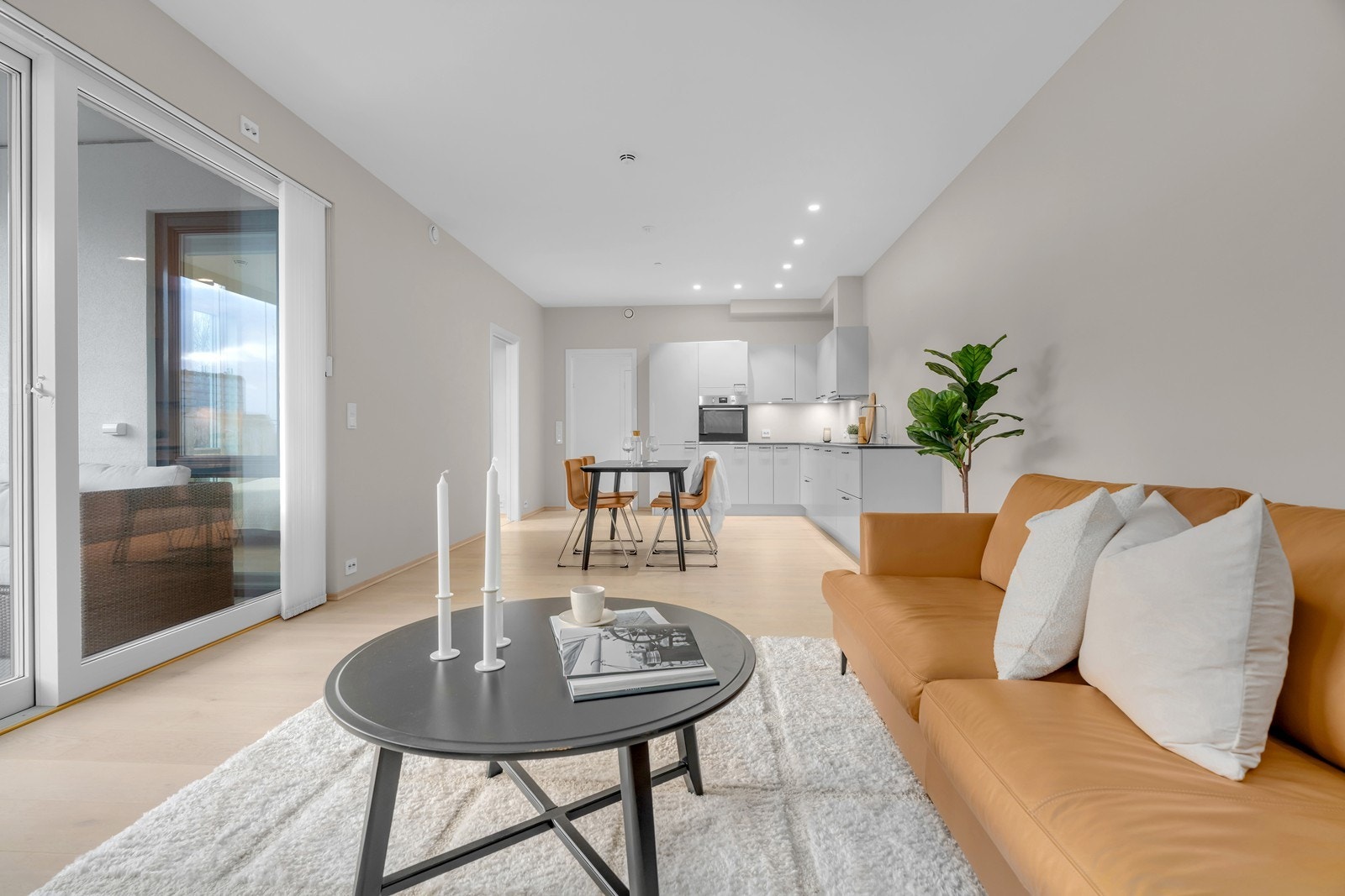 Fra stue sett mot kjøkken med plass til stort spisebrod Galleribilde