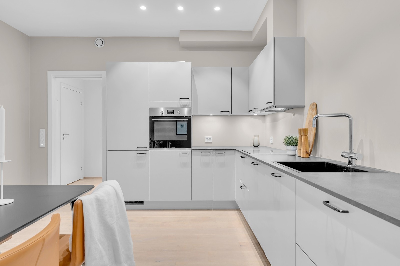 Kjøkkeninnredning fra Strai med integrerte hvitevarer og komfyr i ståhøyde Galleribilde