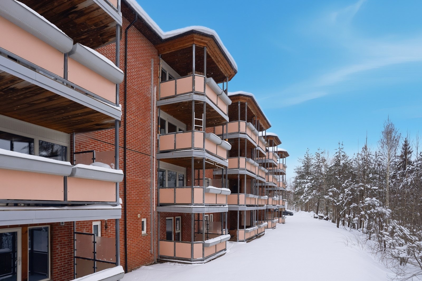 Borettslagets fellesarealer er pent opparbeidet med grøntareal og sitteplasser. Galleribilde