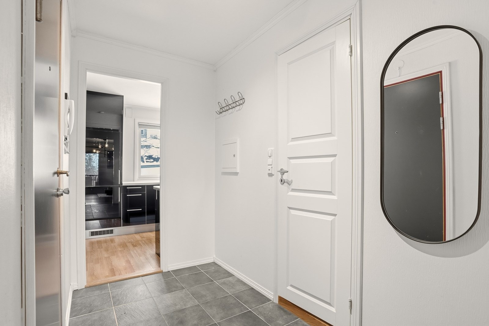 Leiligheten har en fin planløsning og separat kjøkken. Galleribilde