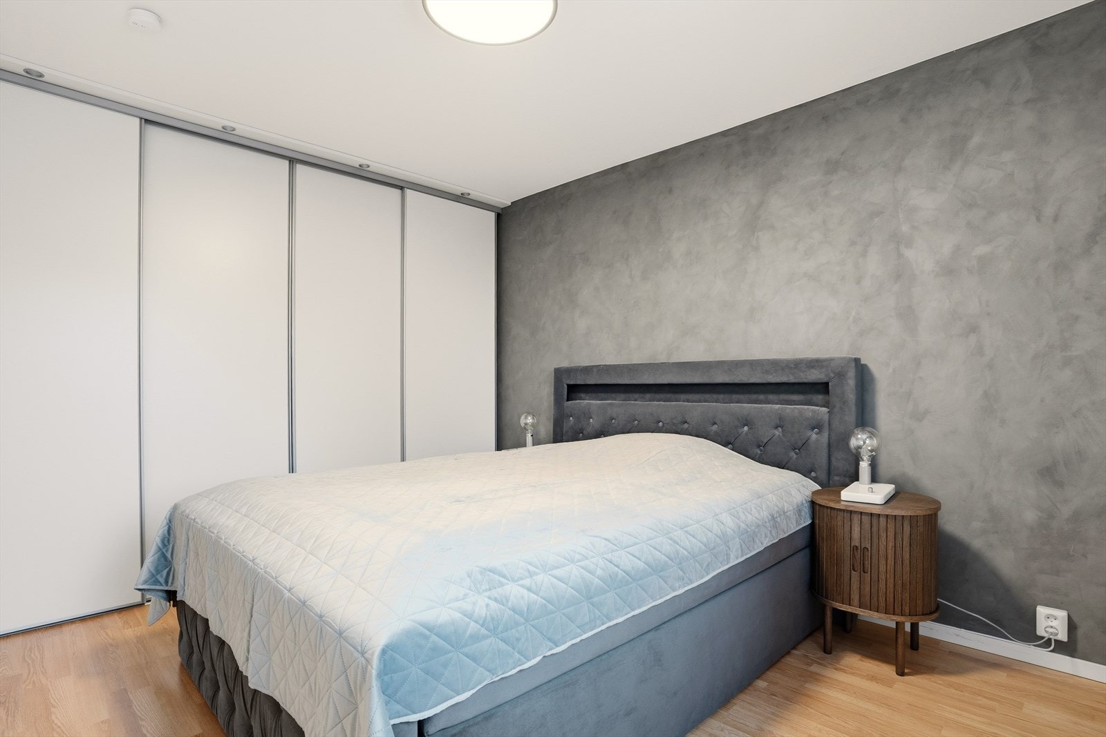 Soverommet har skyvedørsgarderobe langs en vegg og har ellers god plass til annen garderobeløsning eller kontorpult. Galleribilde