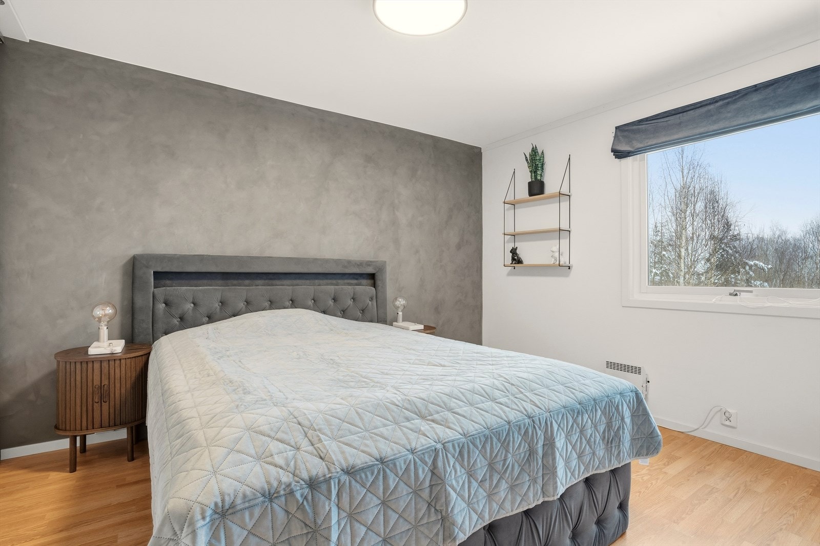 Lyst og behagelig innredet soverom med god plass til dobbeltseng med tilhørende nattbord. Galleribilde