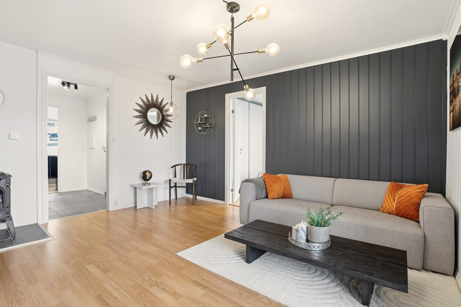 Stuen oppleves som lys og innbydende med lyse vegger og en vegg som bryter i en moderne fargetone. Galleribilde