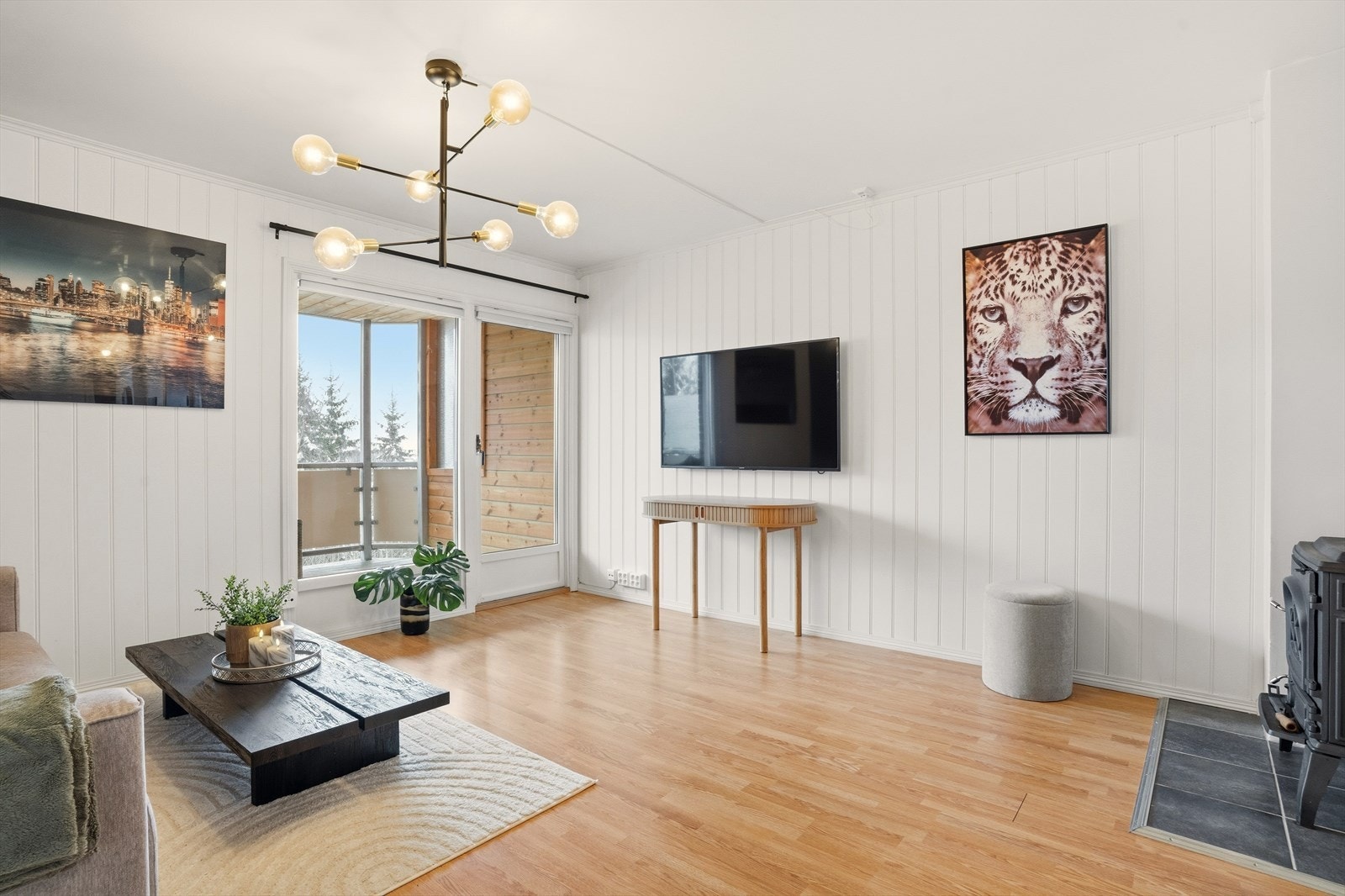 Vindusflatene i stuen gjør at dagslys slippes godt inn og gir rommet en naturlig og fin belysning. Galleribilde