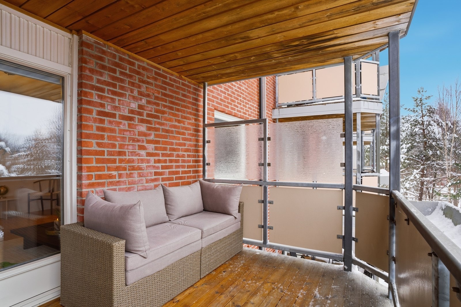 Fra stuen er det dirkete utgang til en hyggelig overbygget balkong der man har plass til utemøblement. Galleribilde