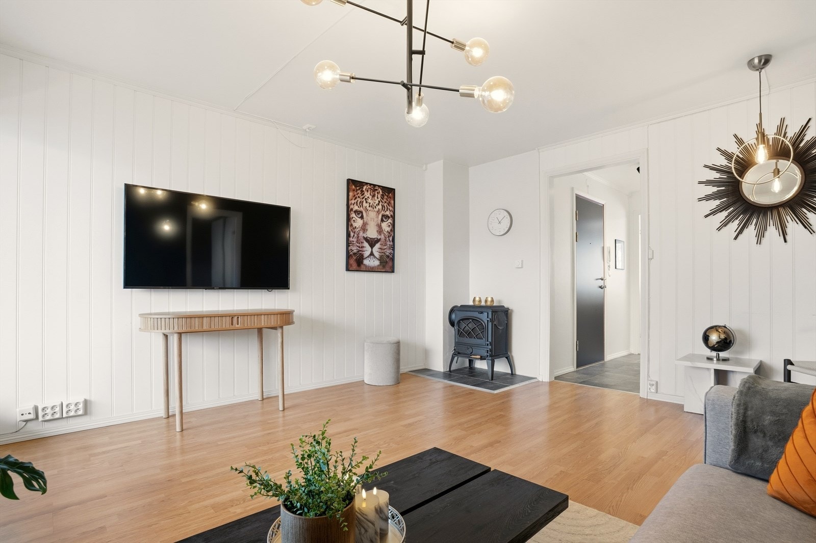 Blikkfanget i stuen er den klassiske og elegante vedovnen som gir en lun og god varme til rommet. Galleribilde