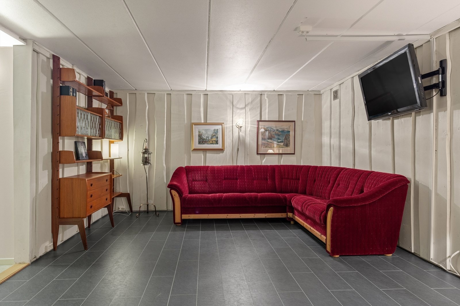 Innredet romslig stue i underetasjen. Galleribilde