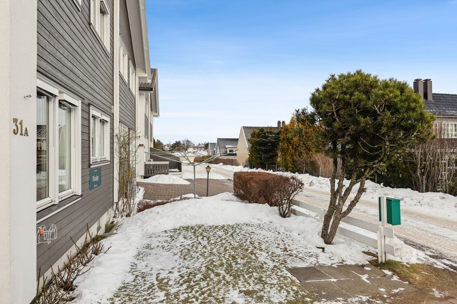 Liten hage foran kjøkkenvinduet. Galleribilde