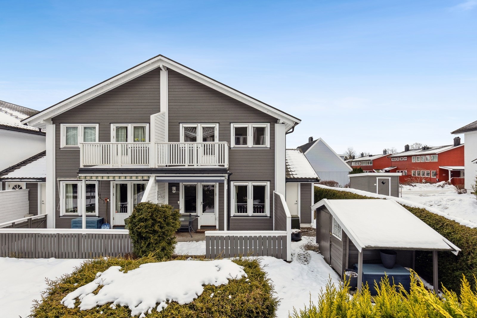 Lettstelt og fine uteområder, lekestue/utebod i hagen. Galleribilde