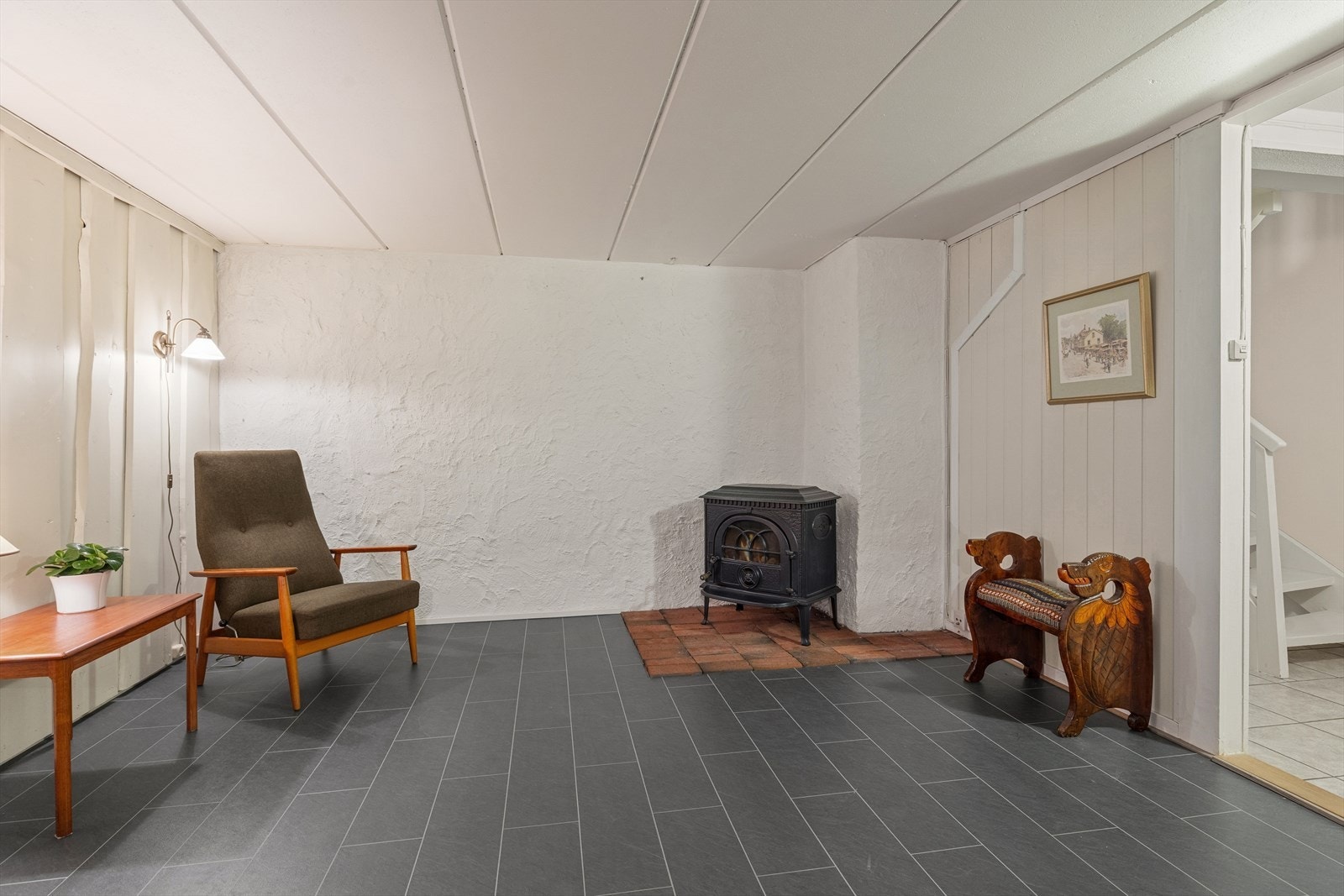 Fin hobbyavdeling, men mangler vinduer etter dagens krav for stue. Galleribilde