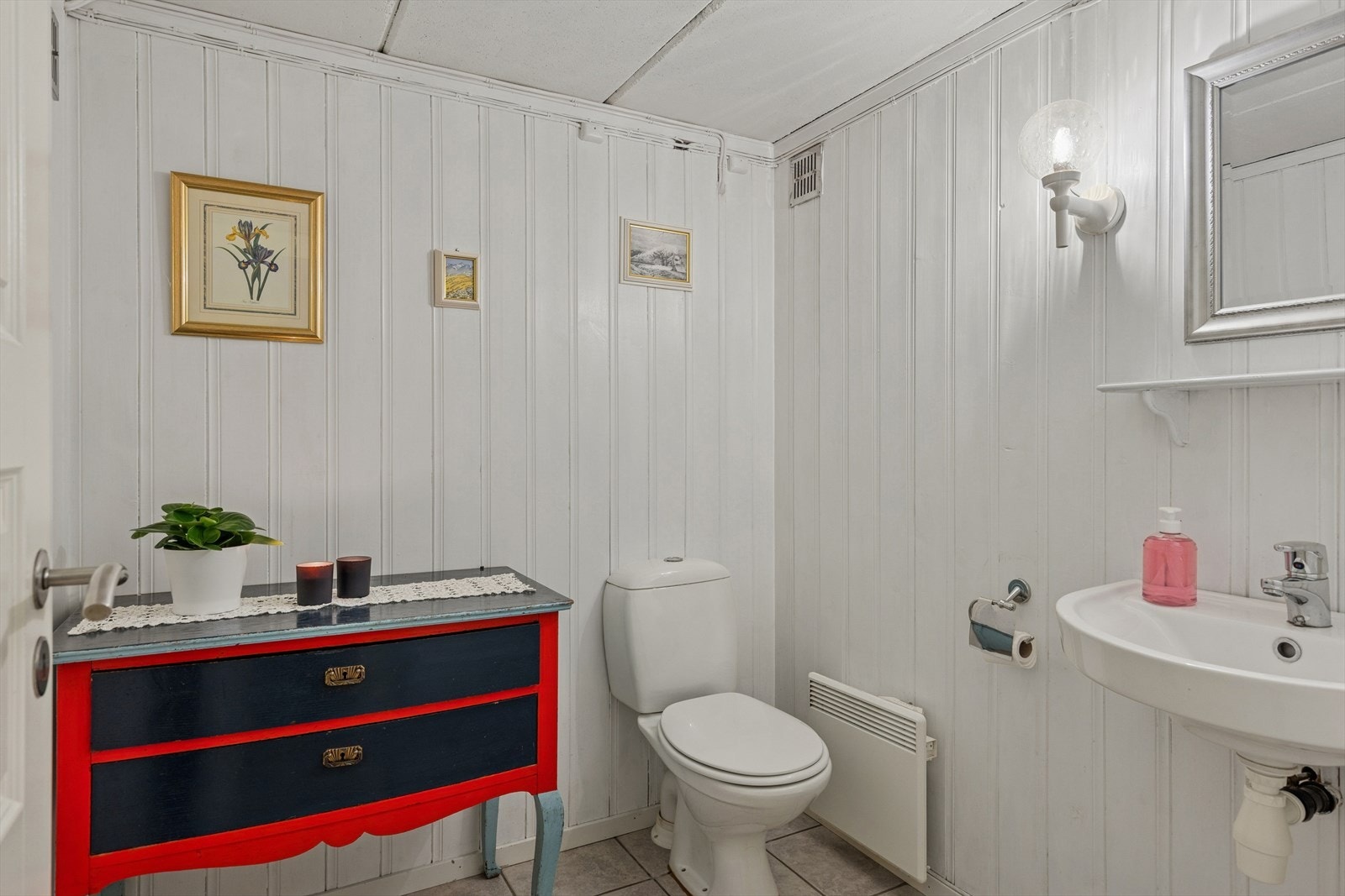 Toalettrom, og eget vaskerom i underetasjen. Galleribilde