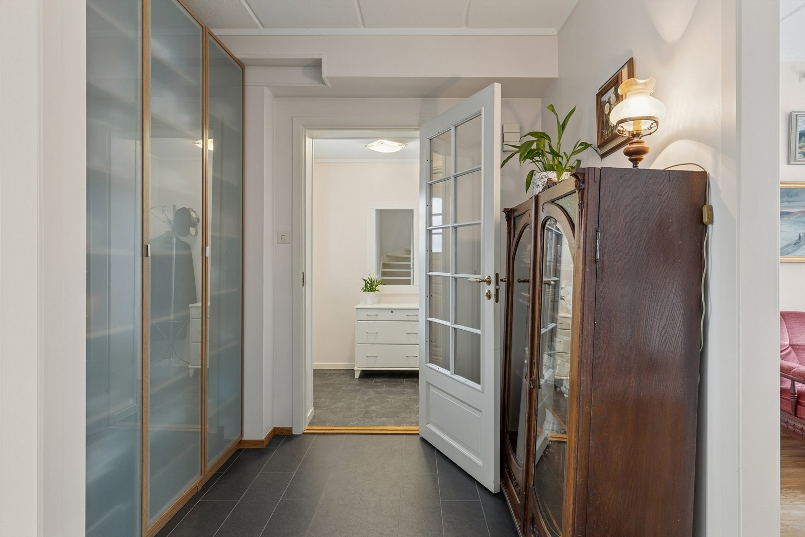 Mellomgang på innsiden, med god plass til øvrig garderobe/skap. Galleribilde