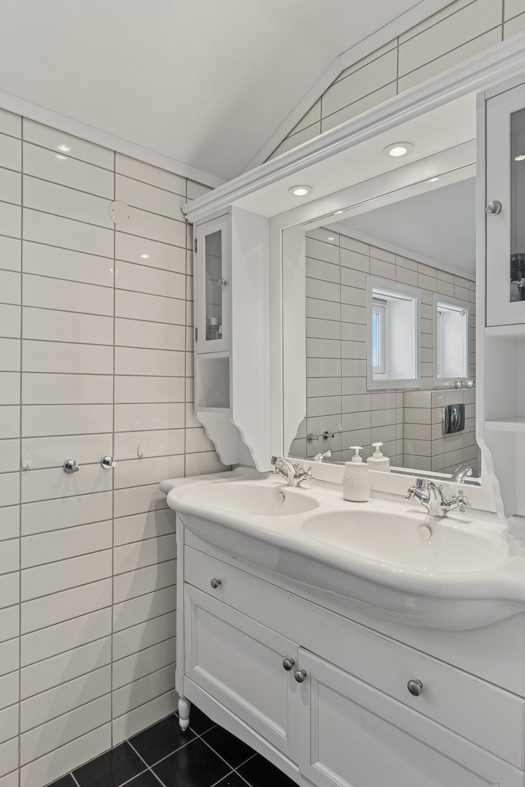 Flislagt og tidløs innredning. Dobbel servant. Galleribilde