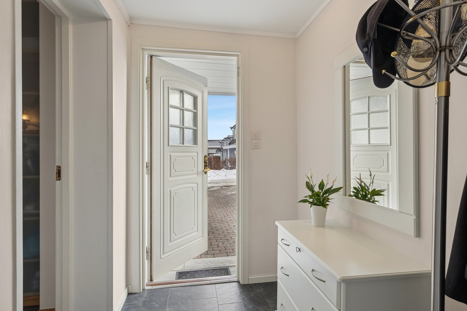 Romslig og fin entré, med bod/garderoberom bak fotografen også. Galleribilde