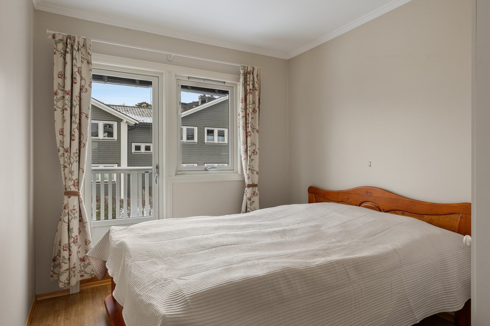 Dette soverommet har utgang til vestvendt balkong. Galleribilde