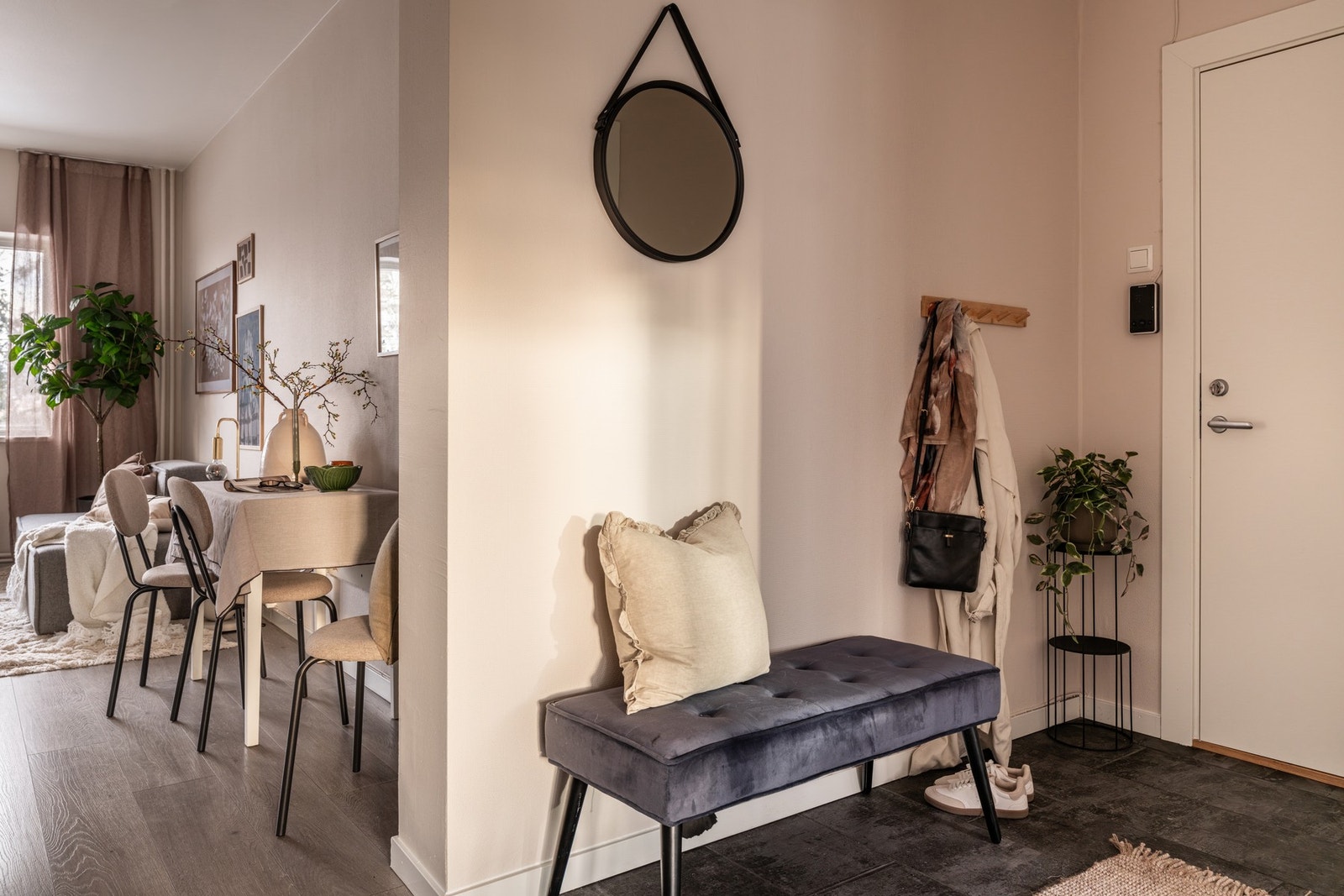 Lys og innbydende entré med flislagt gulv og plass til å henge fra seg yttertøy. Galleribilde