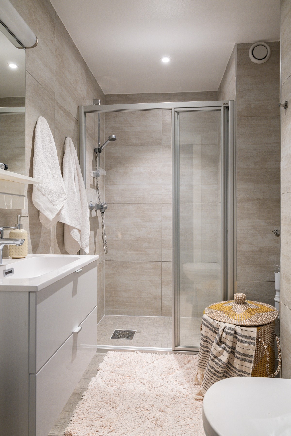 Lekkert, flislagt bad pusset opp i 2016. Galleribilde