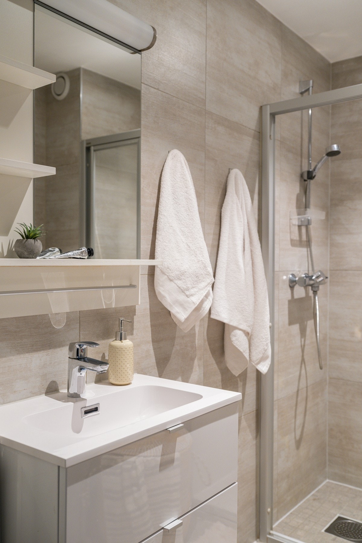 Badet har opplegg for vaskemaskin. Galleribilde