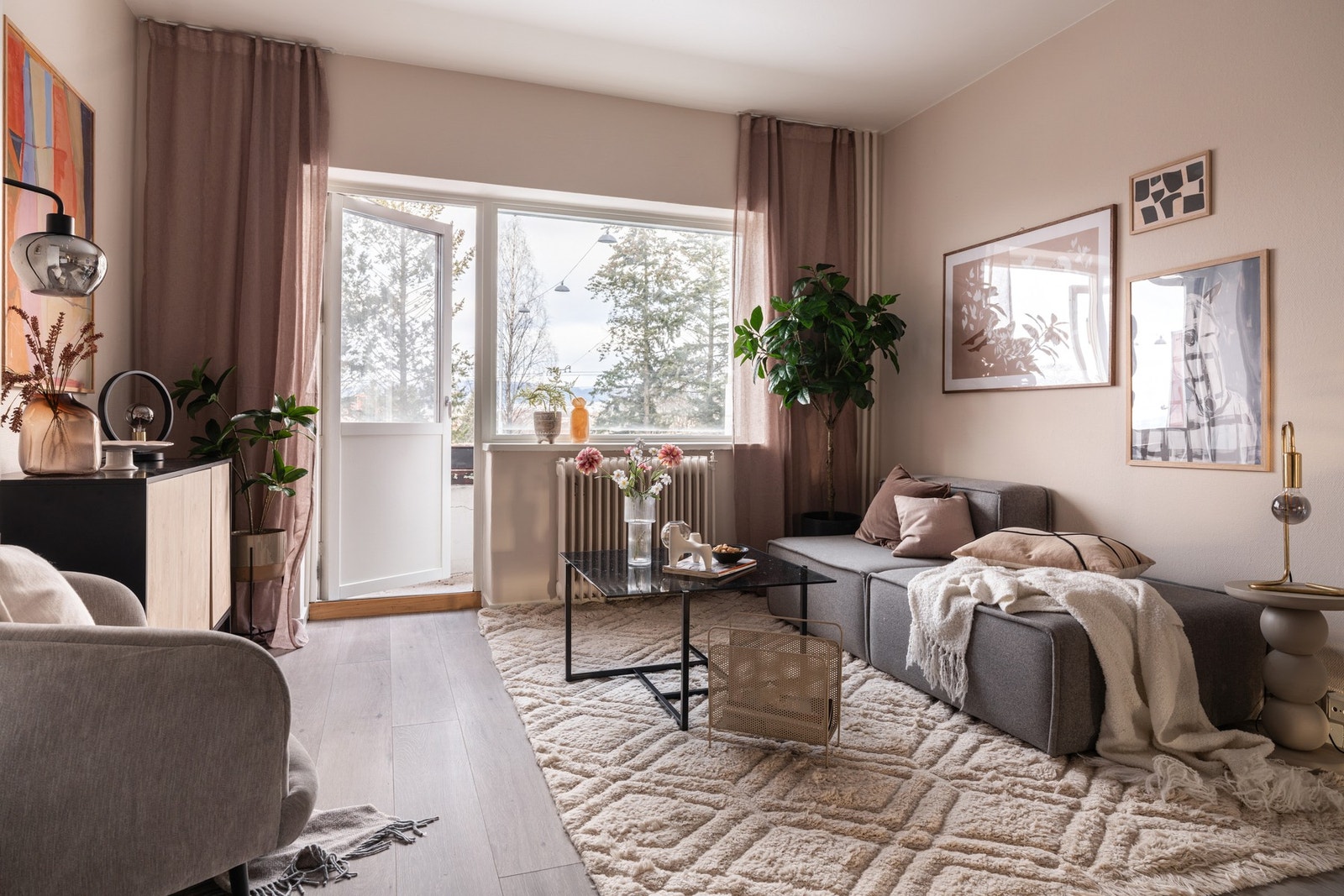 De store vindusflatene gir godt med naturlig lys til rommet. Galleribilde