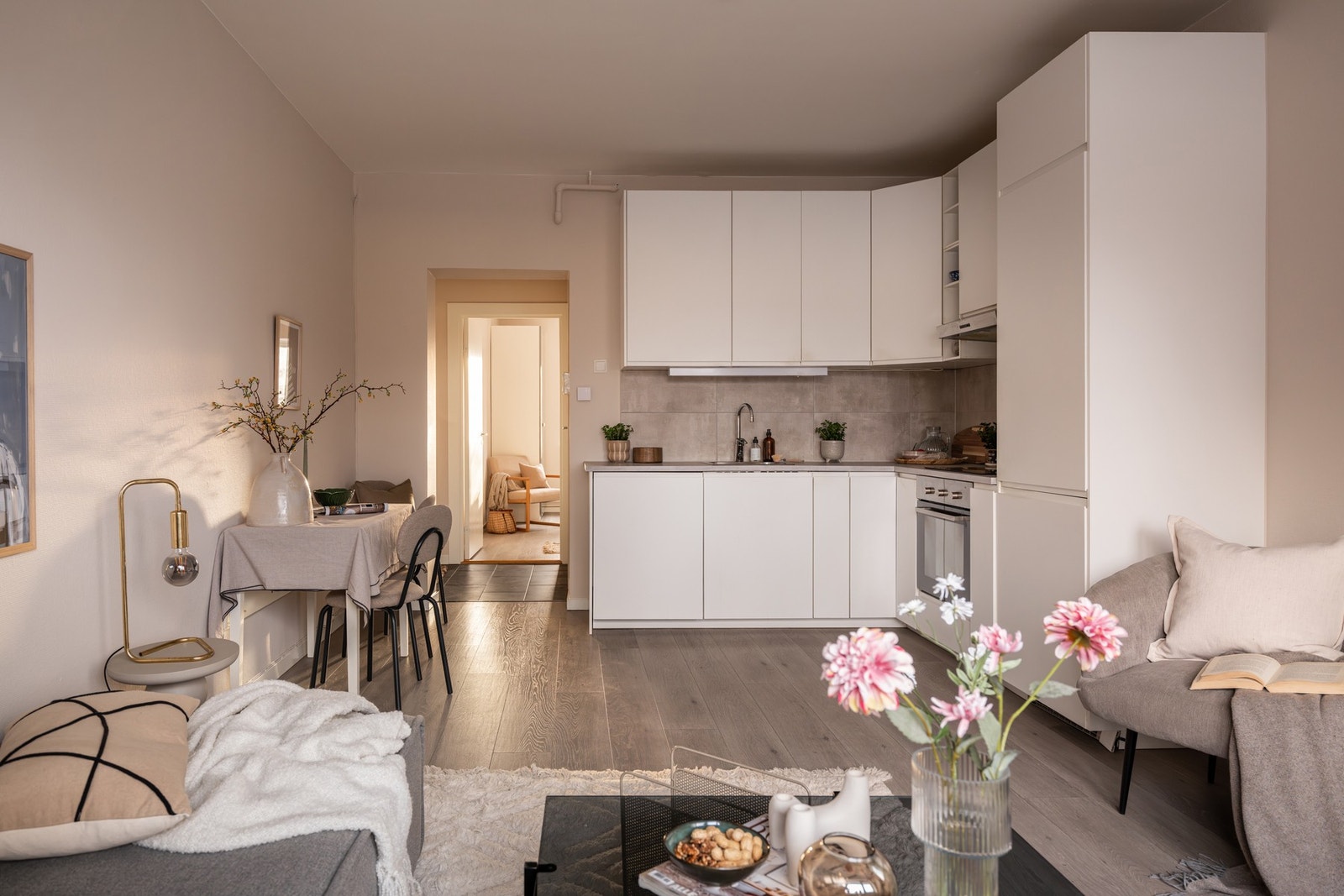 Leiligheten byr på moderne løsninger og tidsriktig fargevalg. Galleribilde