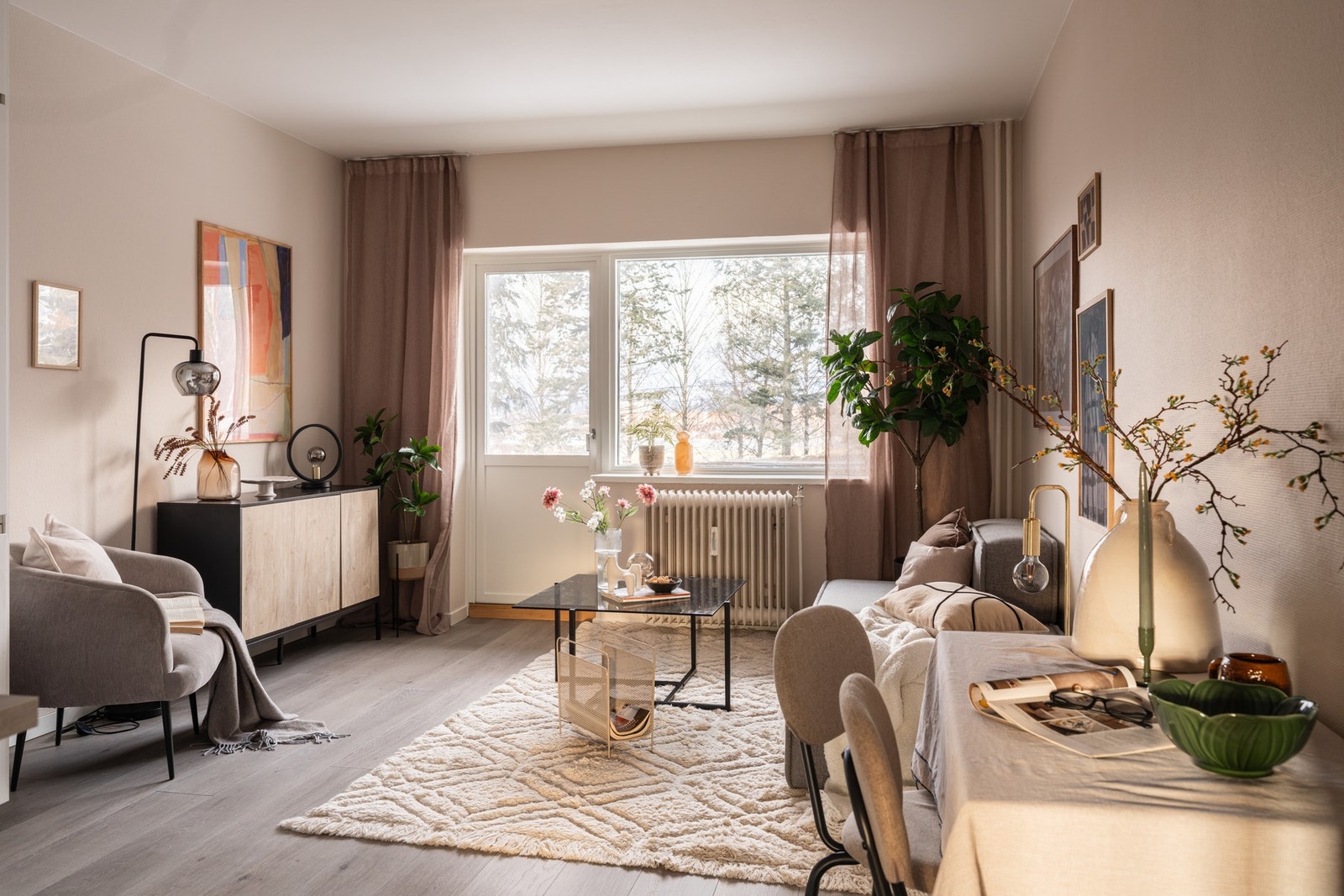 Stuen er romslig og luftig med god utforming. Galleribilde