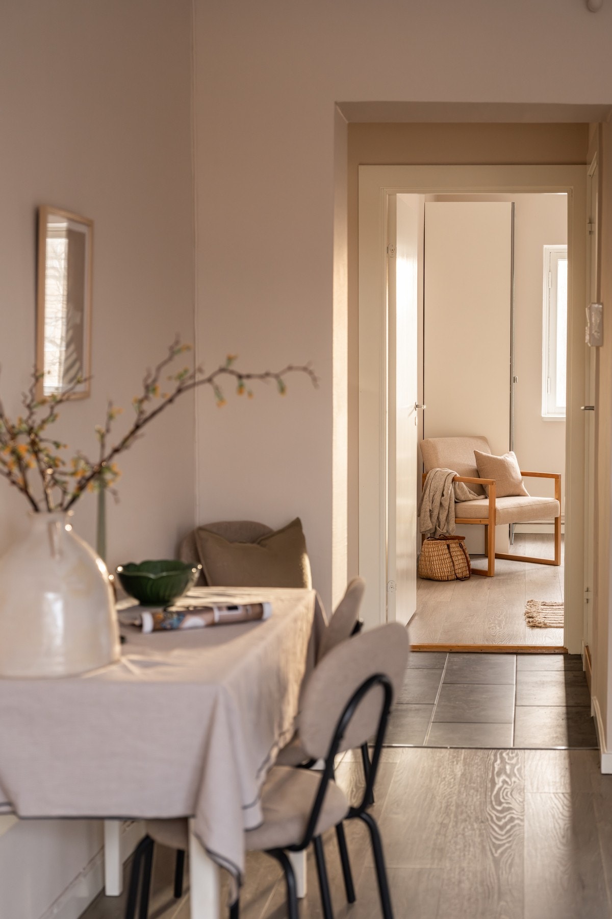 Den gjennomgående planløsningen lar dagslyset strømme naturlig gjennom hele boligen. Galleribilde