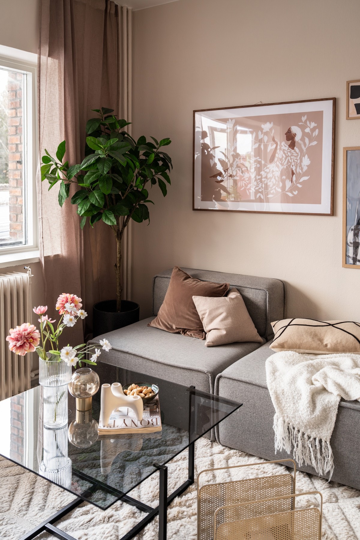 Boligen fremstår moderne, og er malt i behagelige beigefarger. Galleribilde