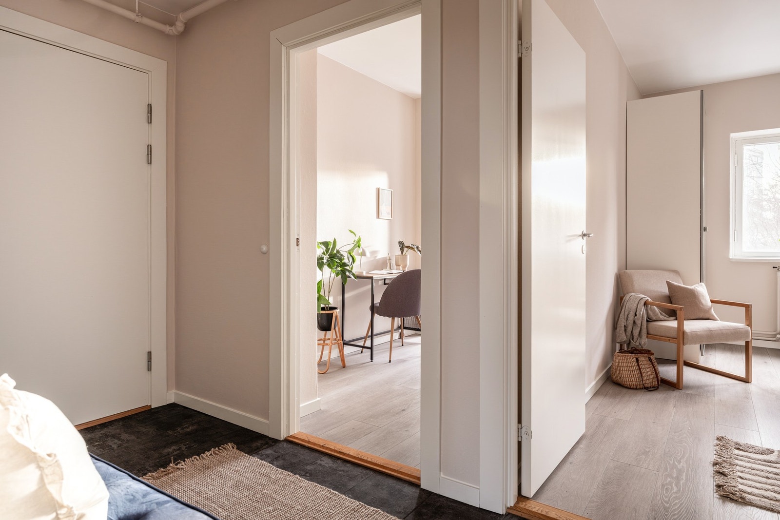 Alle rommene bindes naturlig sammen i entréen. Galleribilde