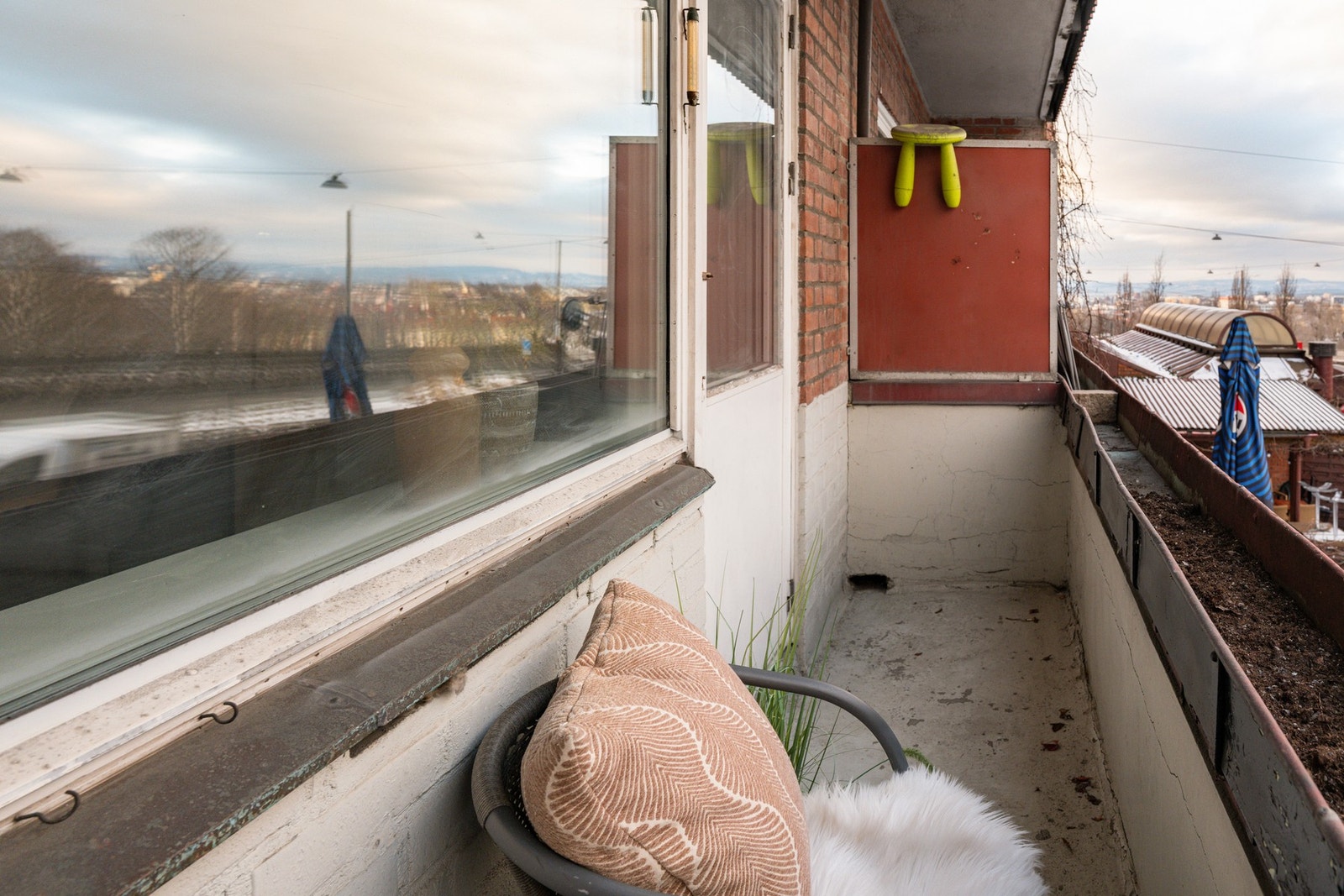 Det er plass til utemøblement på balkongen. Galleribilde