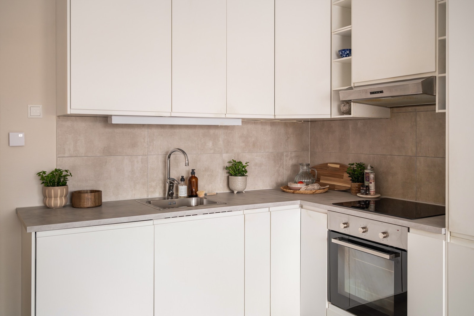 Sømløst uttrykk med integrert komfyr, oppvaskmaskin og kjøl/fryseskap. Galleribilde